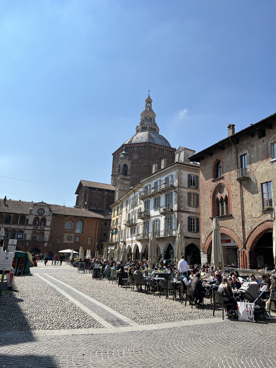 The center of Pavia, piazza della Vittoria